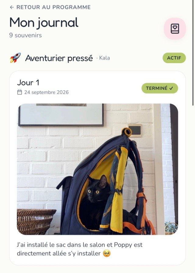Journal de bord dans l'app : jour 1 terminé, photo de Poppy installée dans son sac à dos, et le souvenir écrit dessous